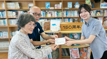 大石様からの絵本の寄贈の様子