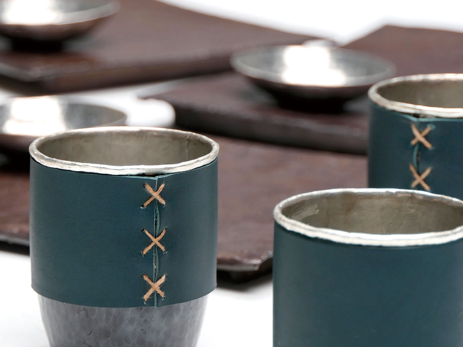 金属でつくる器 −シーンに合わせた異素材とのコラボレーションを技法別に展開−