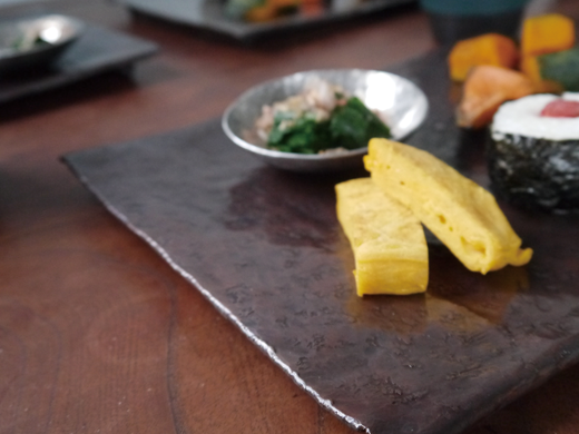 金属でつくる器 −シーンに合わせた異素材とのコラボレーションを技法別に展開−